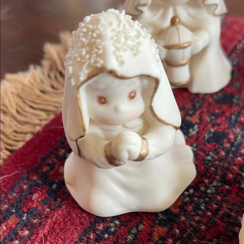 White Ceramic Nativity Figurines Set - Picture 10 of 10